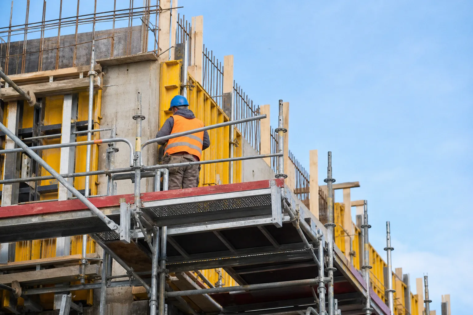 Bauhauptgewerbe im Mai: Tiefbau treibt Auftragseingänge deutlich an