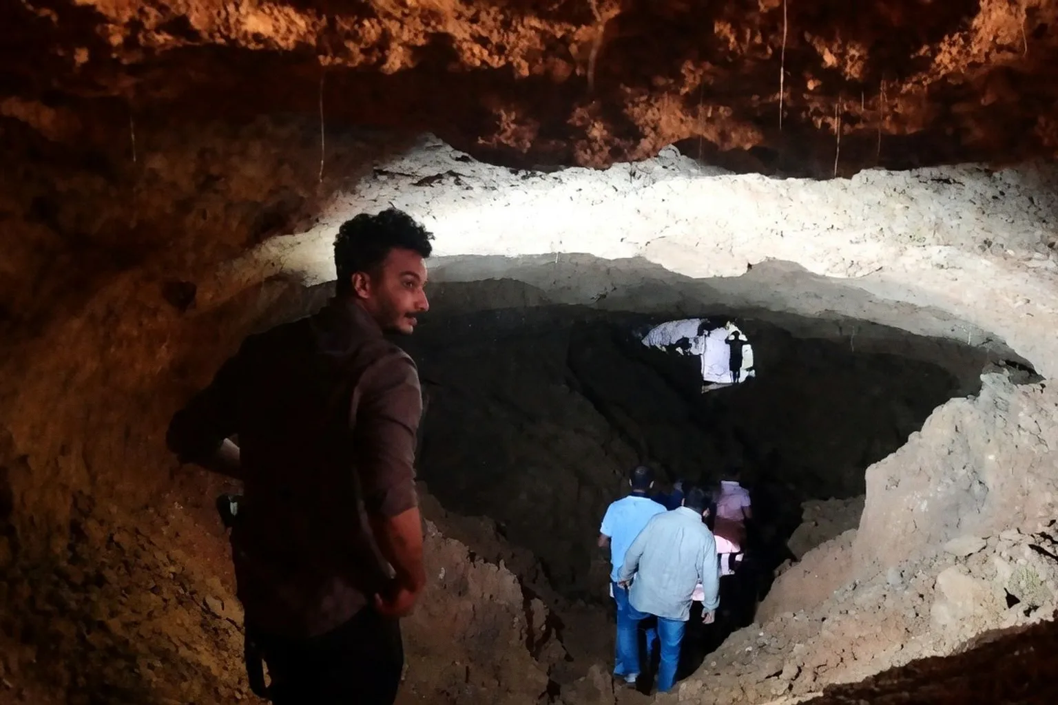Gefahr durch Soil Piping: Unterirdische Erosion untergräbt Wohnhaus und Straße