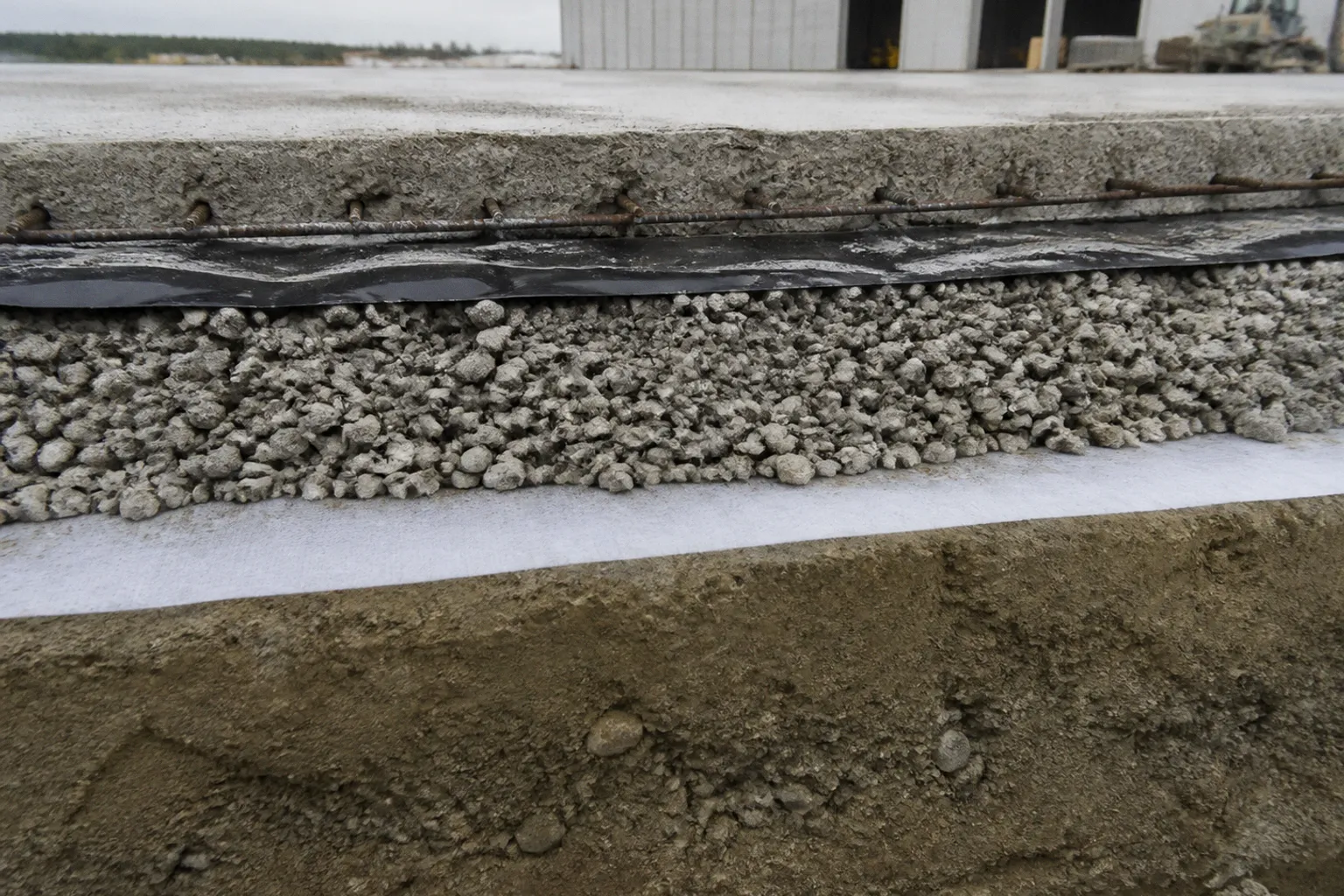 Industrieflächenbau: Anforderungen und Schichtenaufbau bei Beton