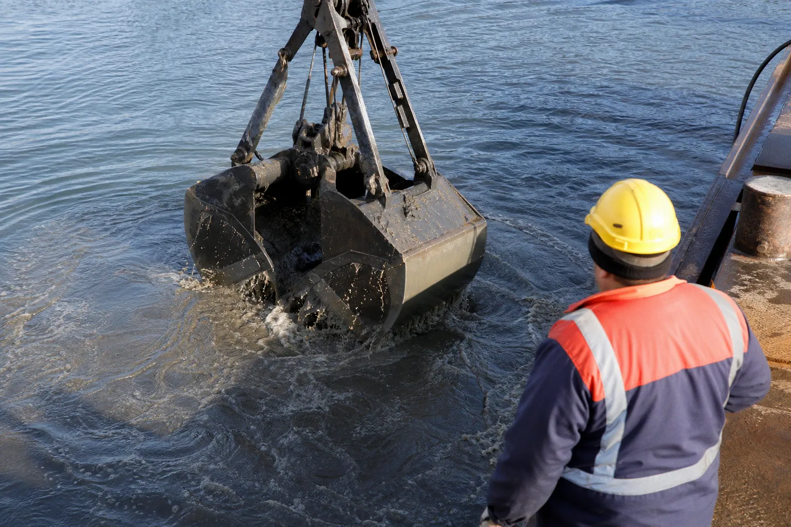 Nassbaggerei: Wie das Ausbaggern unter Wasser funktioniert