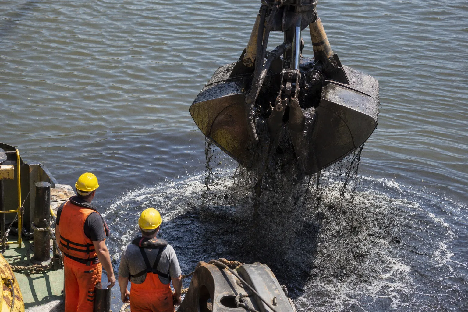 Nassbaggerei: Wie funktioniert das Baggern unter Wasser?
