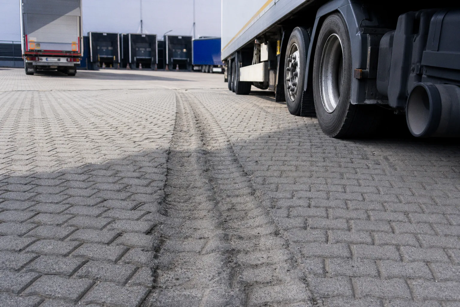 Pflasterdicke für Lkw-Flächen: Kriterien gegen Spurrinnen