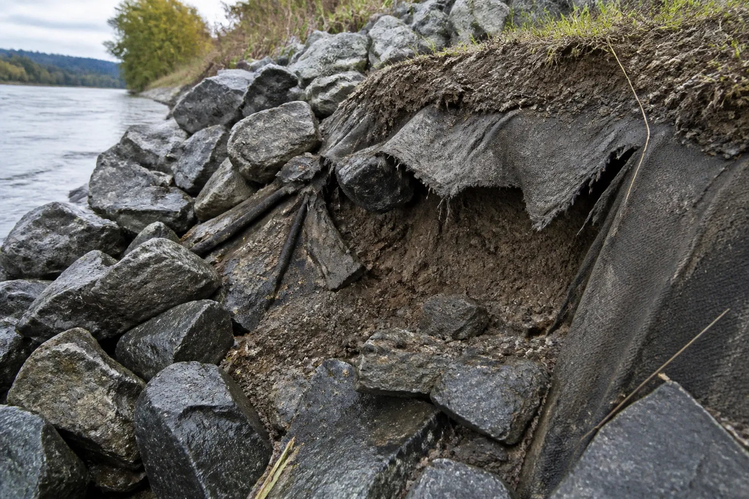 Ufersicherung erodiert: Fehler bei Steinschüttungen beheben