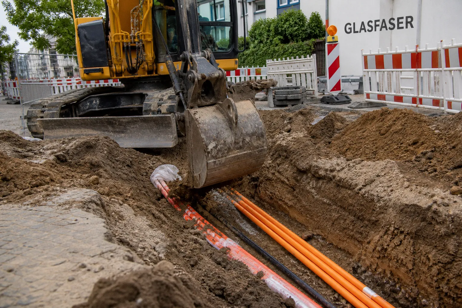 Warum mangelnde Koordination bei Erdarbeiten Glasfasernetze gefährdet